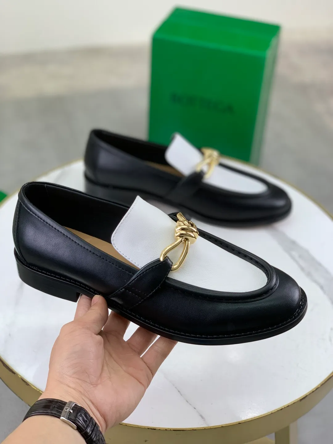 Men's shoes 💰P820 [New model] (genuine leather outsole) water-dyed cow lining 💰High-quality business couple leather shoes 💎💎💎 BOTTEGA VENETA official website synchronizes the latest top version of BV in the market, accept material comparison, shoe type comparison, process comparison, practical and textured, versatile and suitable for any occasion, the more you look at it, the more flavorful it becomes. Purely hand-knitted craftsmanship - Upper material, calfskin imported from Italy 🇮🇹 - High-quality water-dyed cowhide lining - Original private model customized leather outsole -Size: Female 35-39 (40 ordered) Male 39-44 (38 45 can be customized) Color: Multiple colors available